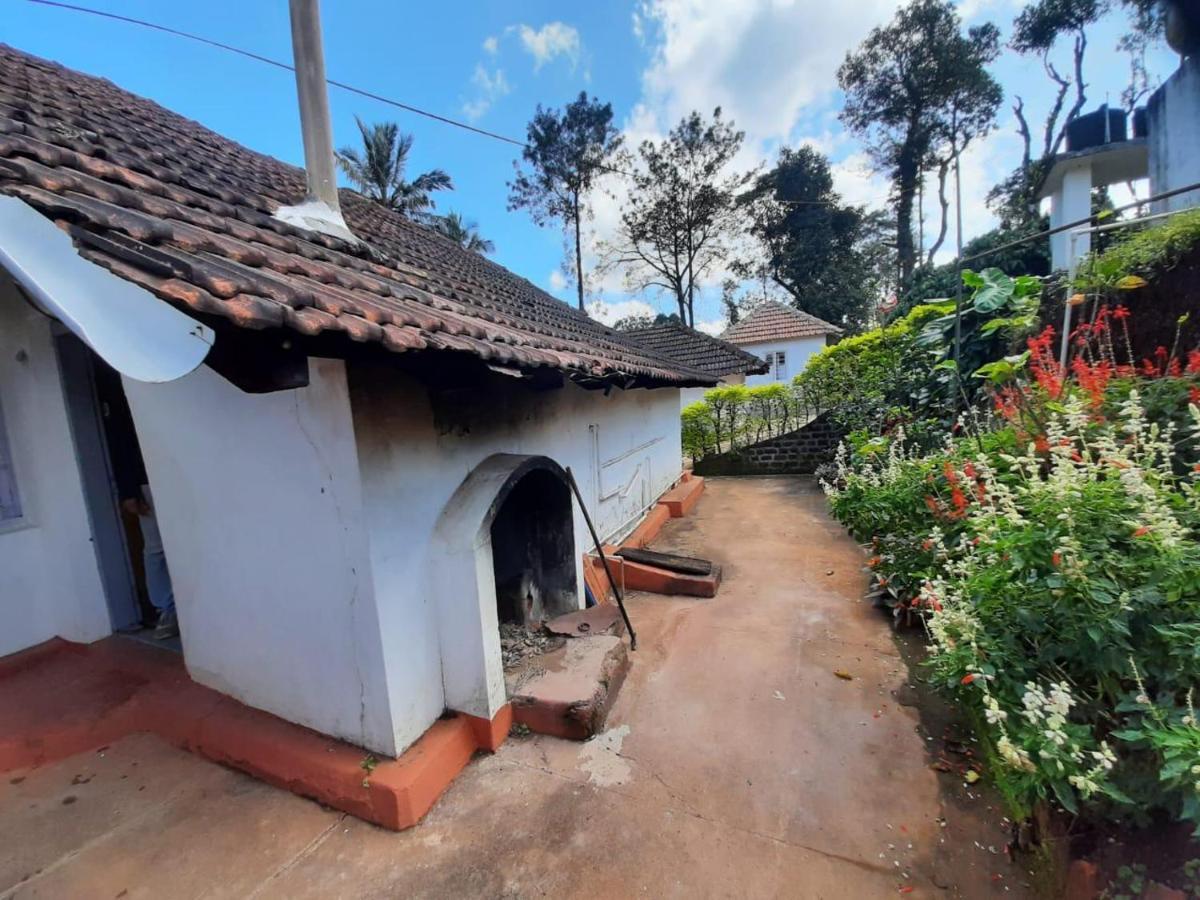 Sardar Bahadur's Heritage Bungalow Estate Stay Napoklu Bagian luar foto