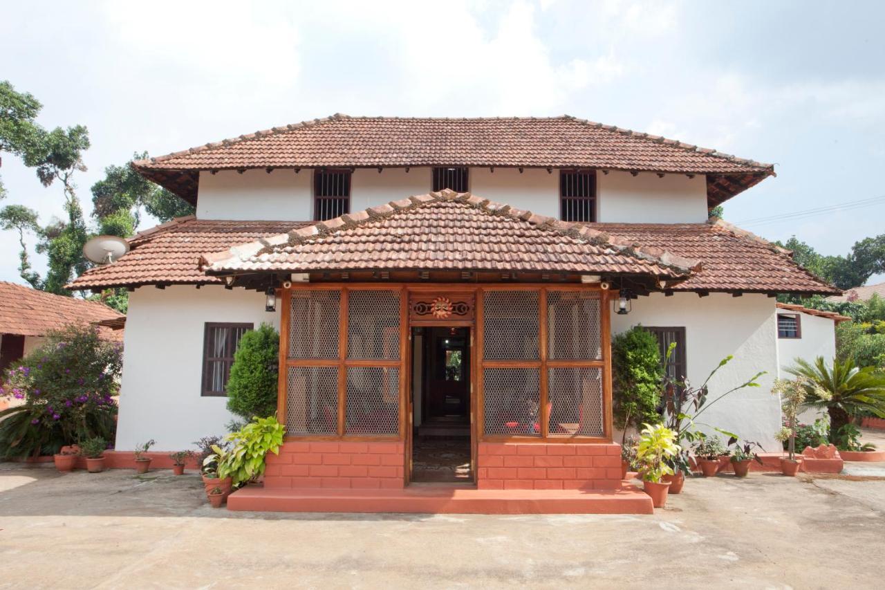 Sardar Bahadur's Heritage Bungalow Estate Stay Napoklu Bagian luar foto