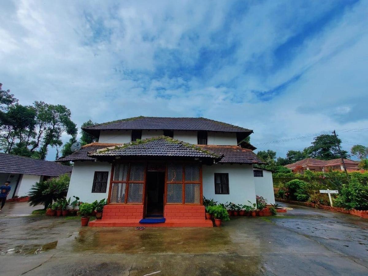 Sardar Bahadur's Heritage Bungalow Estate Stay Napoklu Bagian luar foto