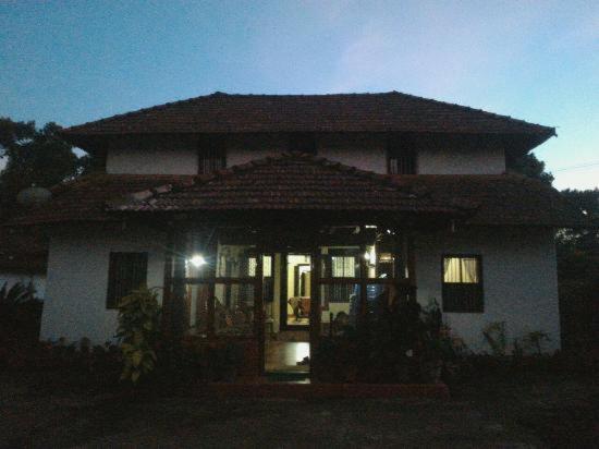 Sardar Bahadur's Heritage Bungalow Estate Stay Napoklu Bagian luar foto