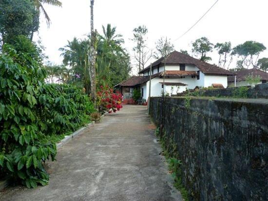 Sardar Bahadur's Heritage Bungalow Estate Stay Napoklu Bagian luar foto